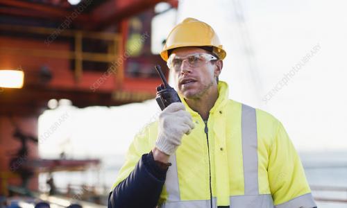 F0043507-Worker_using_walkie_talkie_on_oil_rig-561eacacdd6e5aafd99f2e1431393ef6.jpg